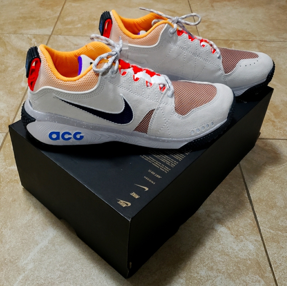 Nike ACG dog mountain sneakers size.10.5Mens